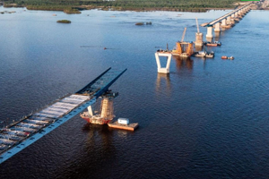 Automobile bridge across the Zeya